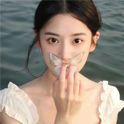云雾笼罩的山峰海报